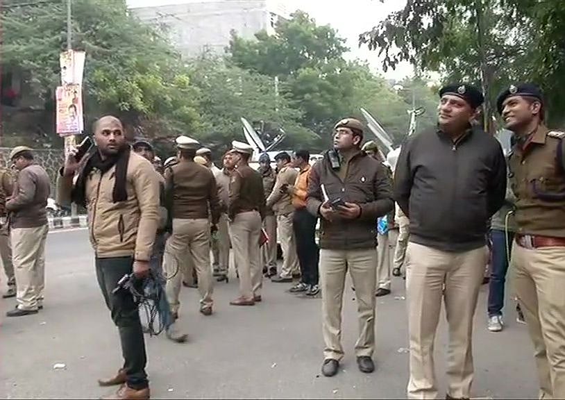 جے این یو تشددد: چہار جانب ہو رہی پولس کی تنقید، طلبا کی حمایت میں لگاتار آ رہے بیان، جانیں کس نے کیا کہا...
