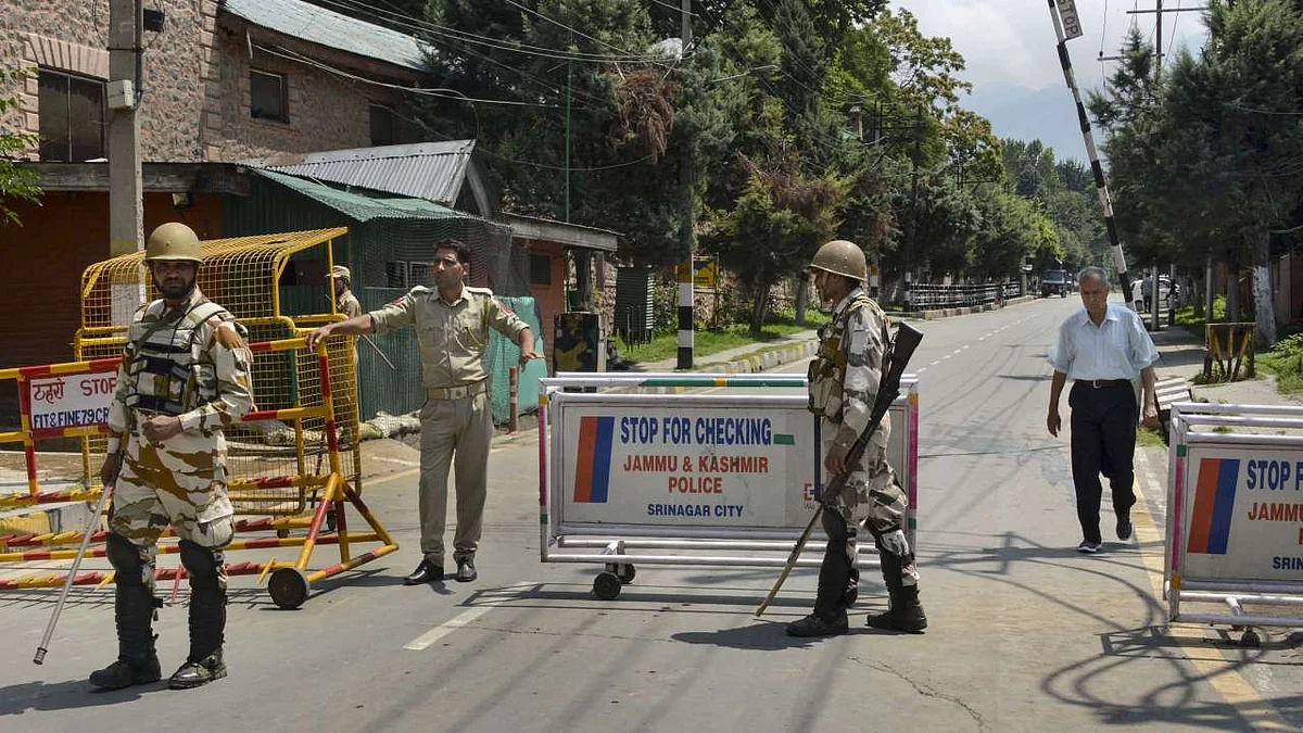 دہلی میں موجود سفارت کاروں کو کشمیر لے جانے کی دعوت