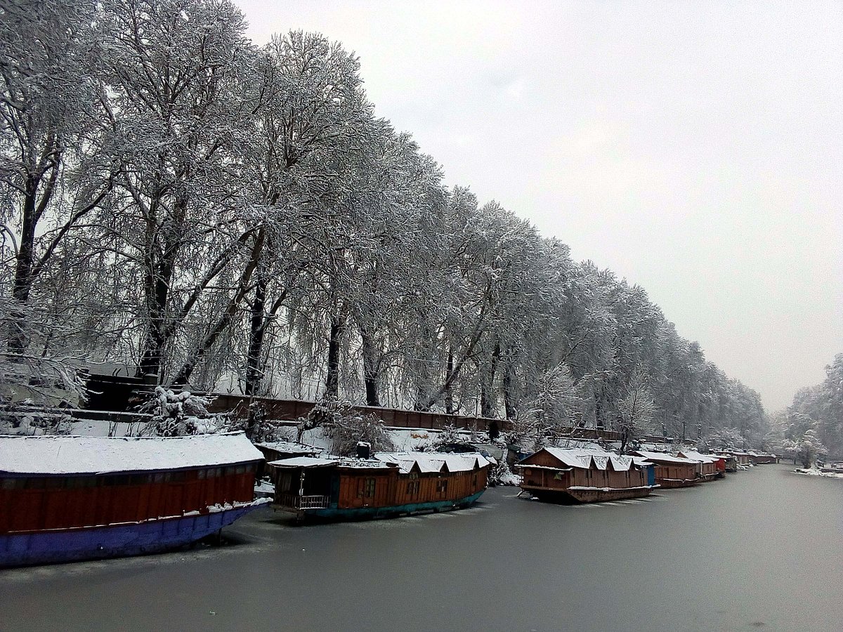 کشمیر میں پھر برف باری، بیرون دنیا سے زمینی و فضائی ٹریفک مسدود