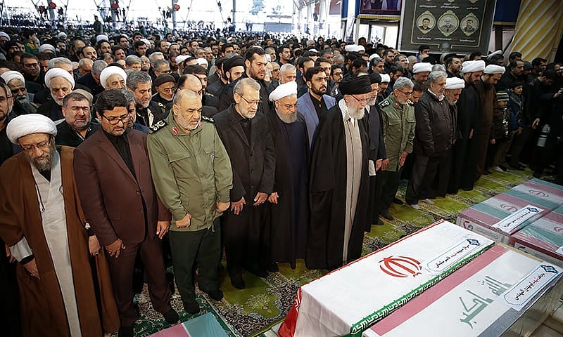 ایران کے رہبرِ اعلیٰ خامنہ ای قاسم سلیمانی کی نمازِ جنازہ کی امامت کراتے ہوئے اشکبار
