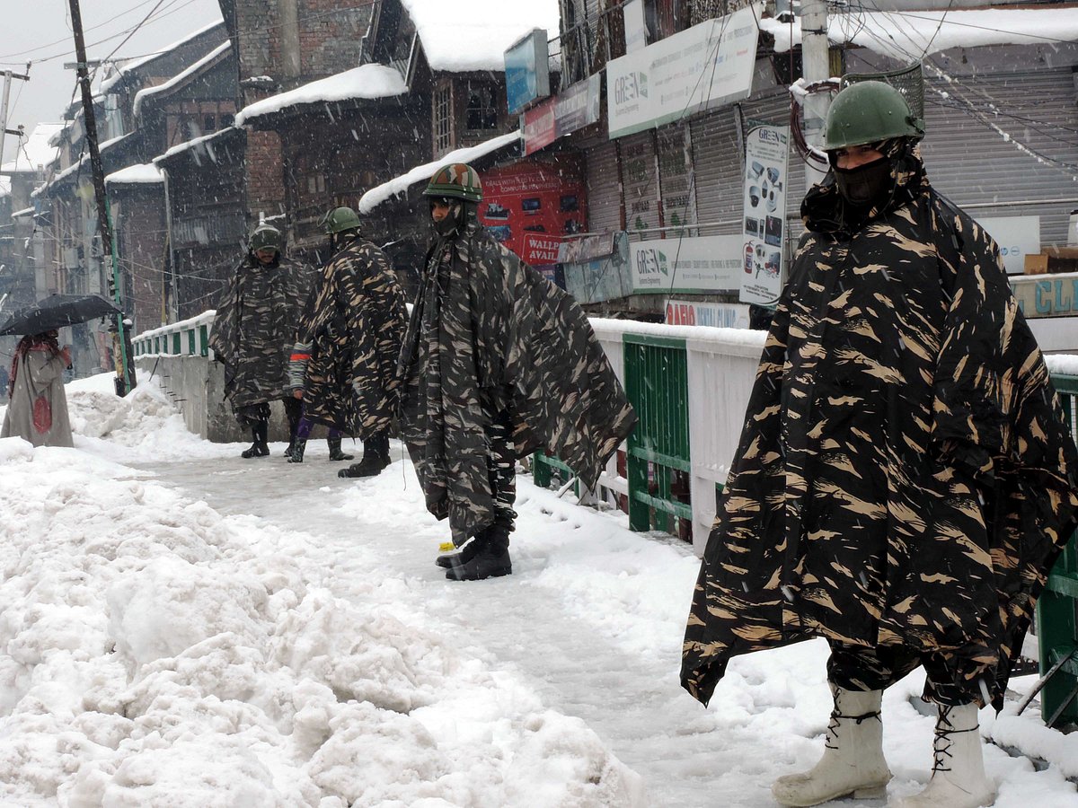 کشمیر میں پھر برف باری، بیرون دنیا سے زمینی و فضائی ٹریفک مسدود