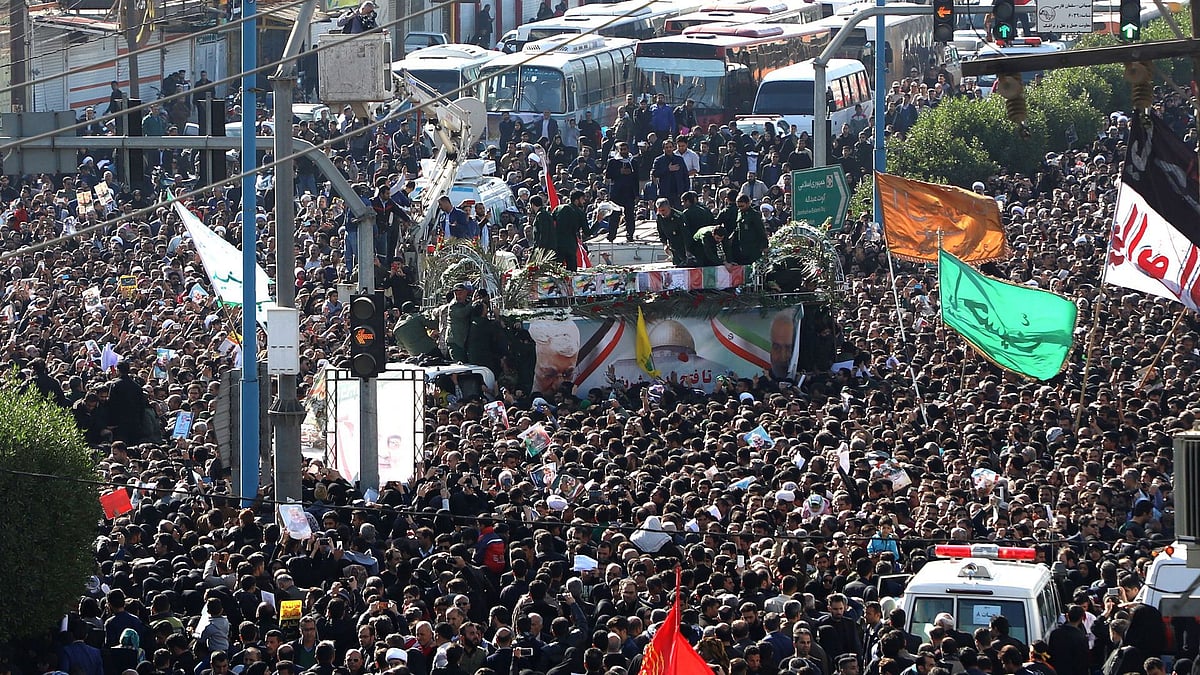 ایران کے رہبرِ اعلیٰ خامنہ ای قاسم سلیمانی کی نمازِ جنازہ کی امامت کراتے ہوئے اشکبار