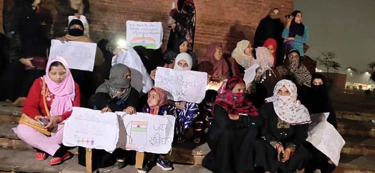 یوگی کی ’بہادر‘ پولیس کا کارنامہ، خاتون مظاہرین سے کمبل اور کھانے پینے کا سامان چھینا
