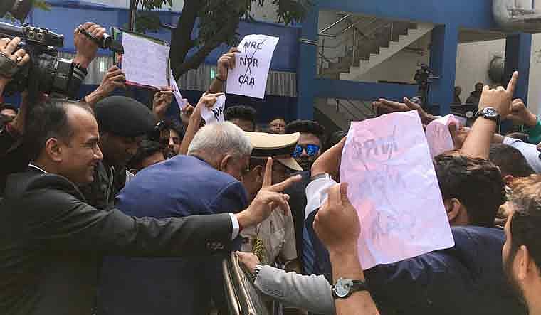 کلکتہ یونیورسٹی کی تقریب میں پہنچے گورنر کے خلاف نعرہ بازی، بغیر شرکت واپس