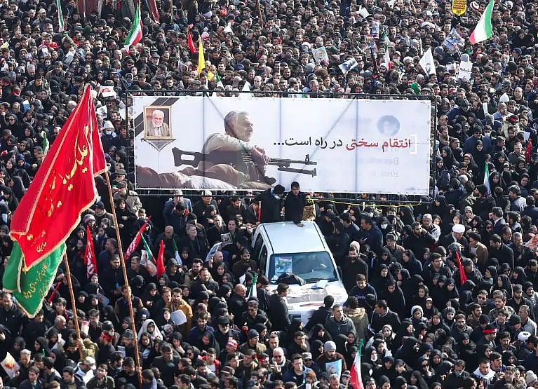 ایران کے رہبرِ اعلیٰ خامنہ ای قاسم سلیمانی کی نمازِ جنازہ کی امامت کراتے ہوئے اشکبار