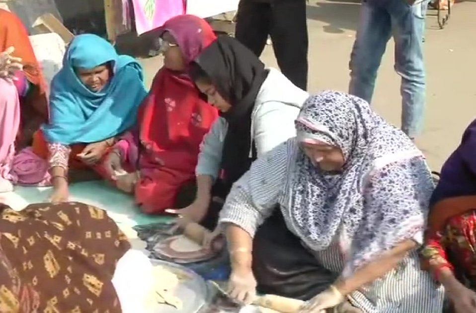 شاہین باغ: مظاہرین کی حمایت کرنے پہنچے سینکڑوں سکھ، خواتین نے اپنے ہاتھوں سے بنایا ’لنگر‘