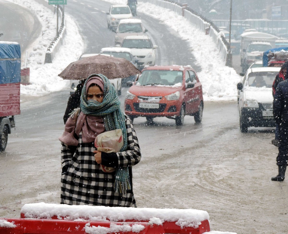 کشمیر میں پھر برف باری، بیرون دنیا سے زمینی و فضائی ٹریفک مسدود
