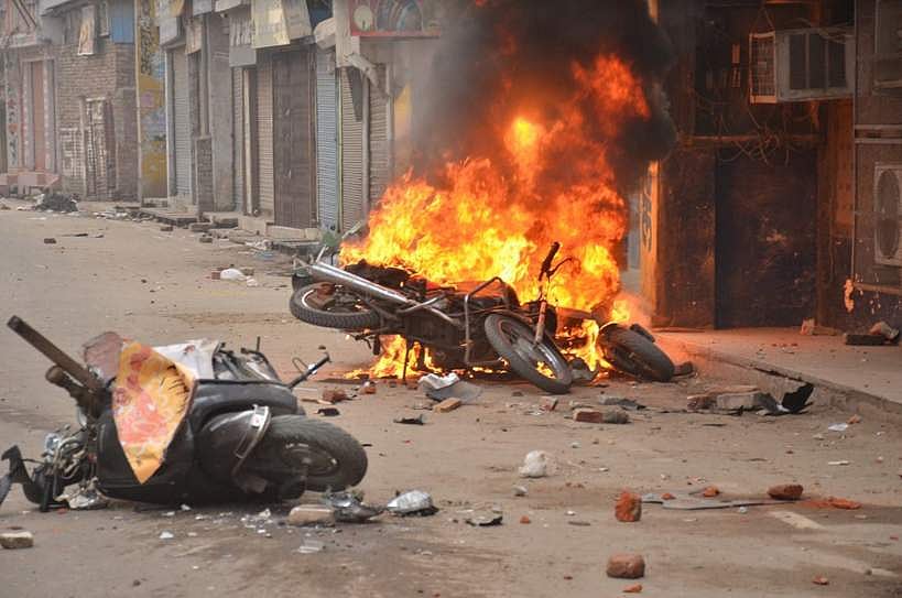یو پی میں مظاہرین پر تشدد کرنے والے ’پُر اسرار‘ لوگ، ’پولیس مِتر‘ یا بھگوا غنڈے!
