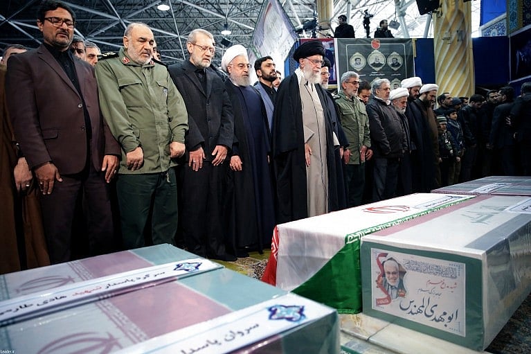 ایران کے رہبرِ اعلیٰ خامنہ ای قاسم سلیمانی کی نمازِ جنازہ کی امامت کراتے ہوئے اشکبار