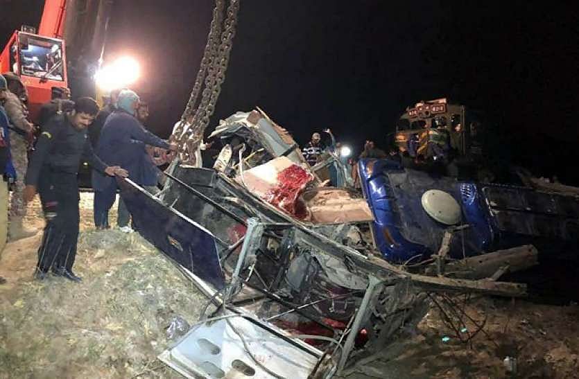 پاکستان میں دردناک بس-ٹرین حادثہ، 30 افراد ہلاک، متعدد زخمی