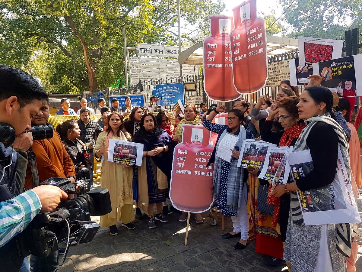 رسوئی گیس کی اضافی شرح کے خلاف ’مہیلا کانگریس‘ کا مظاہرہ