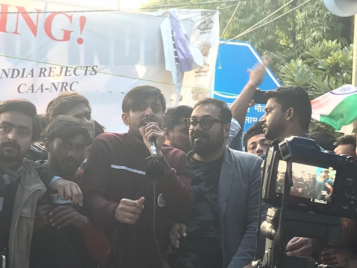 انوراگ کشیپ جامعہ میں طلباء کے مظاہرہ میں شرکت کرتے ہوئے