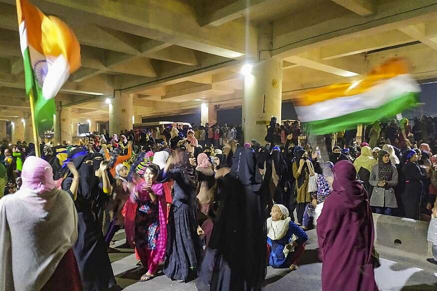 دہلی: خواتین کا جعفرآباد میٹرو اسٹیشن کے نیچے مظاہرہ، سی اے اے مخالف نعرےبازی