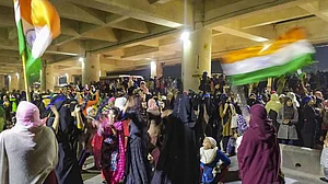 دہلی: خواتین کا جعفرآباد میٹرو اسٹیشن کے نیچے مظاہرہ، سی اے اے مخالف نعرےبازی
