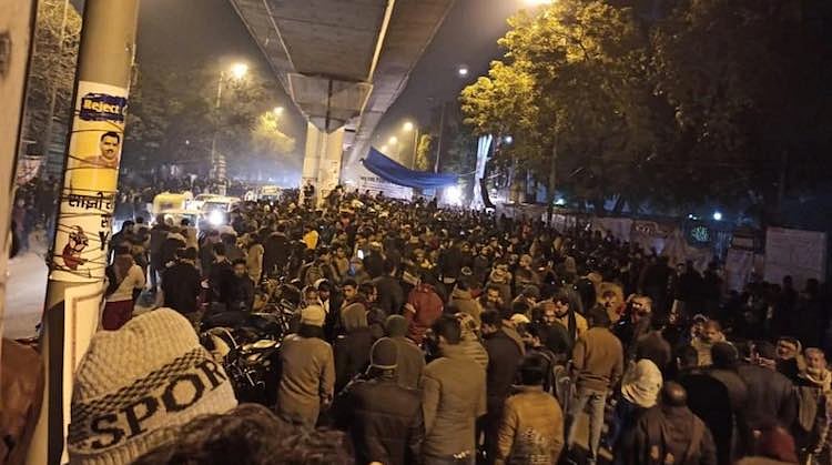 جامعہ میں دوبارہ گولی چلنے کے بعد مشتعل طلبہ کا رات بھر مظاہرہ