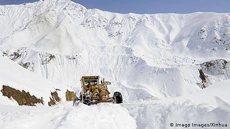 افغانستان میں شدید برفباری: مرنے والوں کو دفنانا بھی مشکل