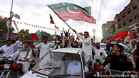 پاکستان: اسمبلیوں سے اجتماعی استعفوں پر غور و خوض، پی ٹی آئی
