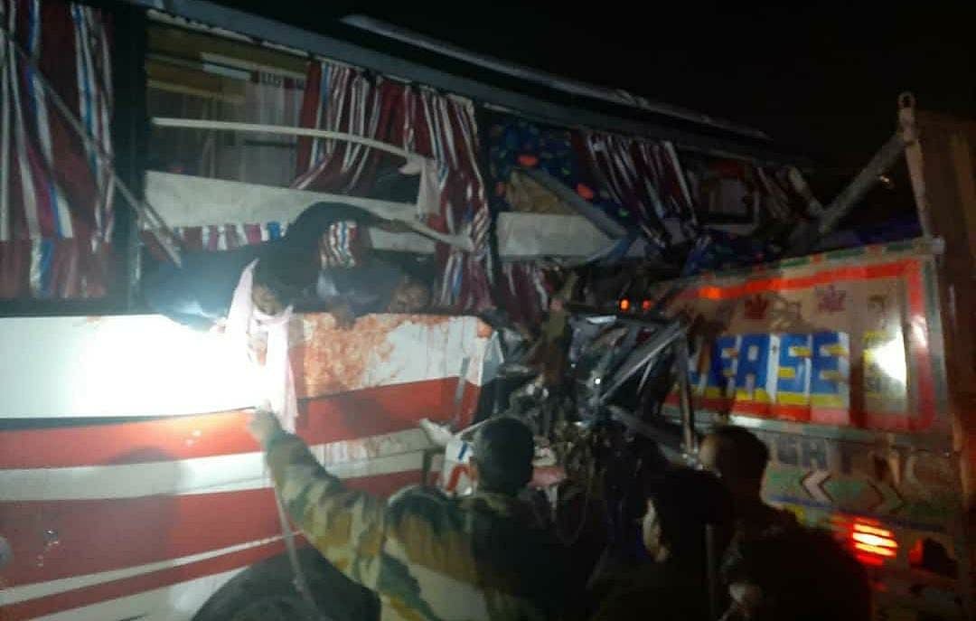 اتر پردیش: ڈبل ڈیکر بس اور ٹریلر کے درمیان زبردست ٹکر، 14 افراد ہلاک، درجنوں زخمی