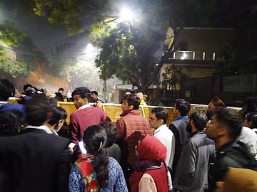 دہلی تشدد: نصف شب کو جے این یو-جامعہ طلبا نے کیجریوال کے گھر کا کیا گھیراؤ