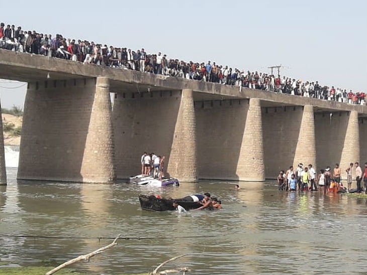 بس ندی میں گرنے سے 24 لوگوں کی موت، پانچ زخمی