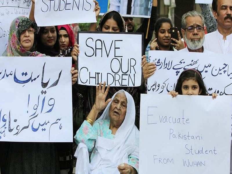 کیا عمران حکومت ’ہمارے بچوں کی موت‘ کی منتظر ہے، والدین کا احتجاج
