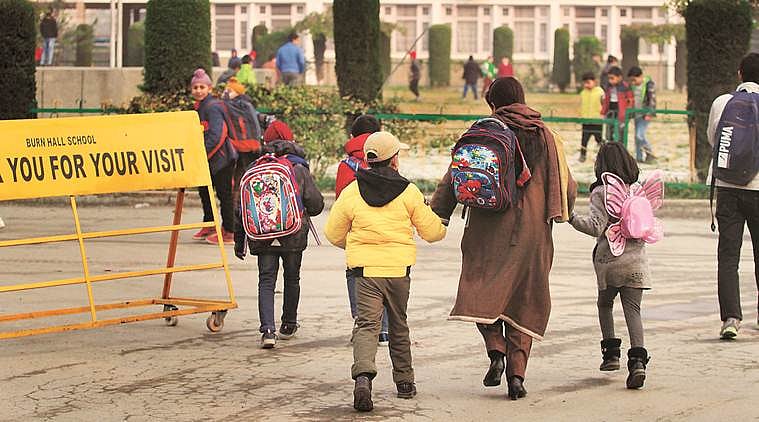کشمیر: تعلیمی اداروں کے معائنہ کار مارچ کے بعد کہاں جاتے ہیں؟