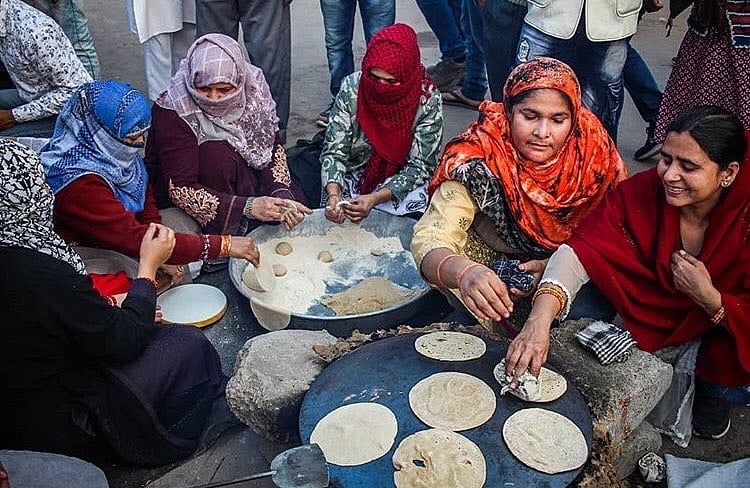 شاہین باغ میں روٹیاں پکاتیں سکھ اور مسلم خواتین