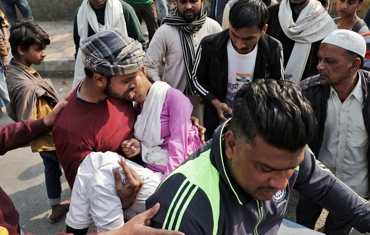 شہریت قانون: پولس اور جامعہ طلبا کے درمیان تصادم، درجنوں طلبا زخمی، اسپتال میں داخل
