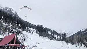 کشمیر: موسم نے بدلی کروٹ، برف و باراں کا سلسلہ شروع