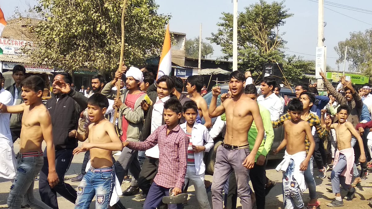 متعدد نوجوان نصف عریاں ہوکر مارچ میں شامل ہوئے