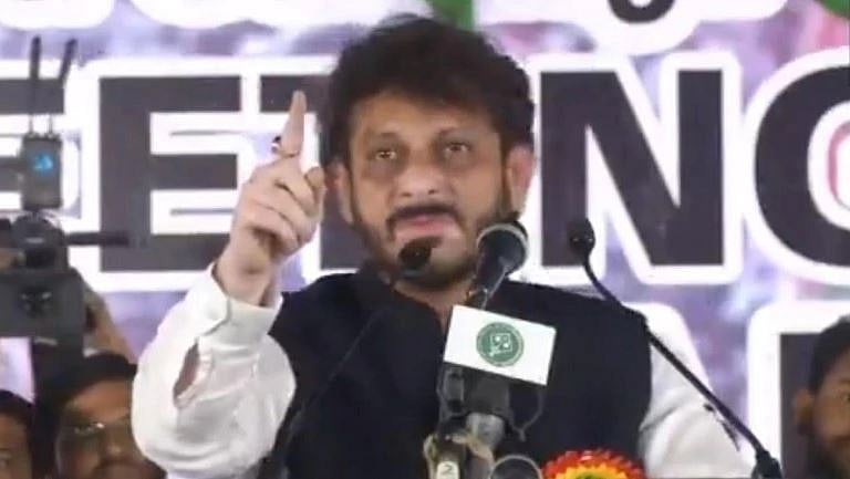 ’فرقہ وارانہ‘ تبصرہ کرنے کے الزام میں وارث پٹھان پر مقدمہ