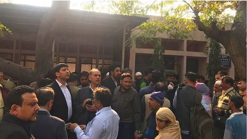 دہلی تشدد: 50 تک ہو سکتی ہے مہلوکین کی تعداد، لاش کے لیے اِدھر اُدھر بھٹک رہے اہل خانہ