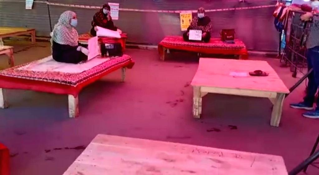 لاک ڈاؤن کے باوجود شاہین باغ تحریک جاری، الگ الگ تخت پر بیٹھی ہیں 5 خواتین