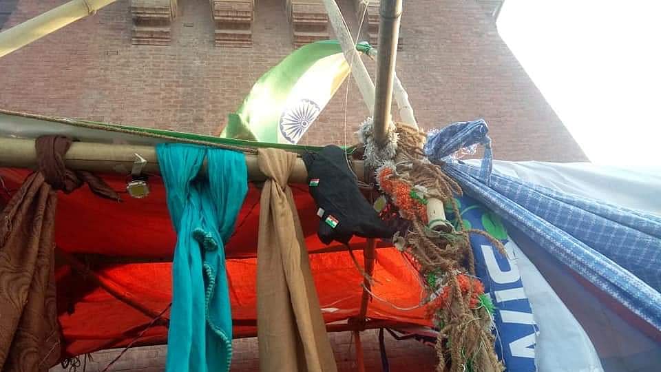 گھنٹہ گھر مظاہرہ ملتوی ہونے کے بعد وہاں لٹکے خاتون مظاہرین کے دوپٹے