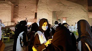 کورونا وائرس کی علامات ظاہر ہونے پر سعودی-یو اے ای میں مقیم افراد کیا کریں؟