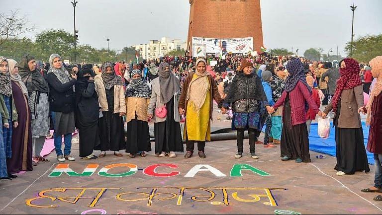 لکھنؤ گھنٹہ گھر پر مظاہرہ کرنے والی ایک خاتون کا انتقال