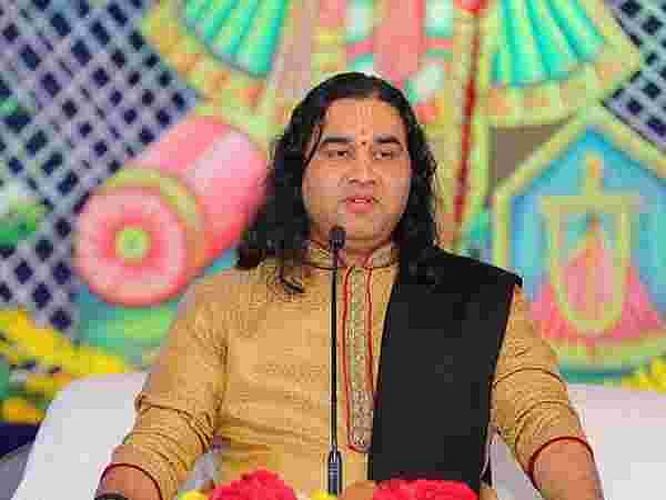 مشکل میں ’کتھا واچک‘ دیوکی نندن ٹھاکر، چھیڑ چھاڑ کے الزام میں ایف آئی آر درج
