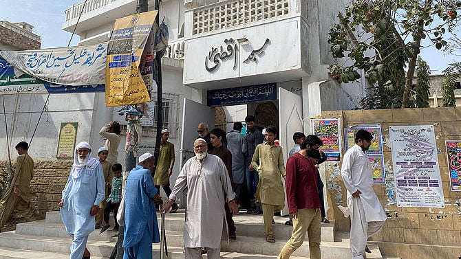 کورونا: پاکستان میں باجماعت نمازوں پر پابندی، آئمہ کی مخالفت سے  ماحول تشویشناک