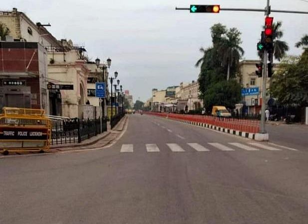کورونا وائرس: حضرت گنج میں لاک ڈاؤن کی حالت، سڑکیں سنسان، دکانوں پر لٹکا قفل