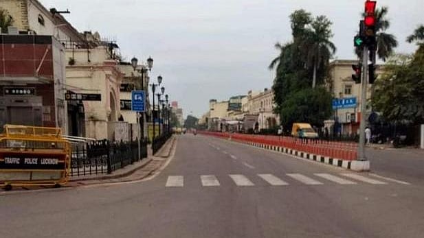 لکھنؤ کا سنسان حضرت گنج چوراہا (تصویر سوشل میڈیا)
