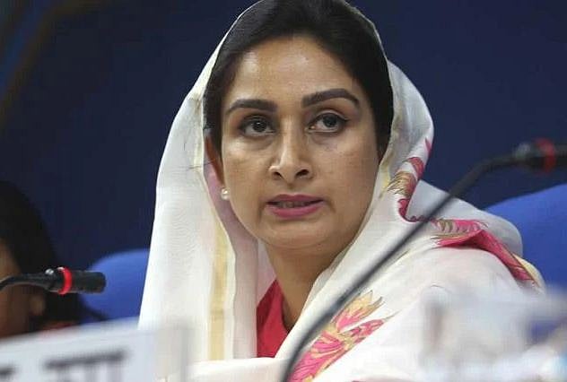 کسان مخالف بل سے ناراض مرکزی وزیر ہرسمرت نے دیا استعفیٰ، کانگریس نے بتایا 'علامتی دکھاوا'