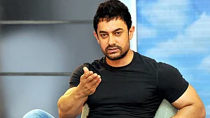عامر خان نے کورونا کے خلاف جنگ لڑ رہے ڈاکٹروں، نرسوں اور ممبئی پولیس کو کہا ’تھینک یو‘