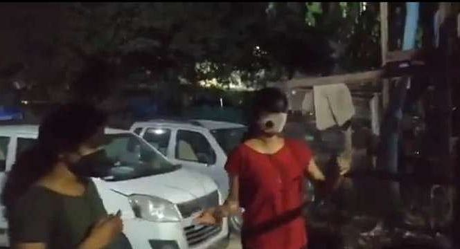 صفدر جنگ کی دو خاتون ڈاکٹروں کو پڑوسی نے پیٹا، کہا ’تم کورونا پھیلا رہی ہو‘