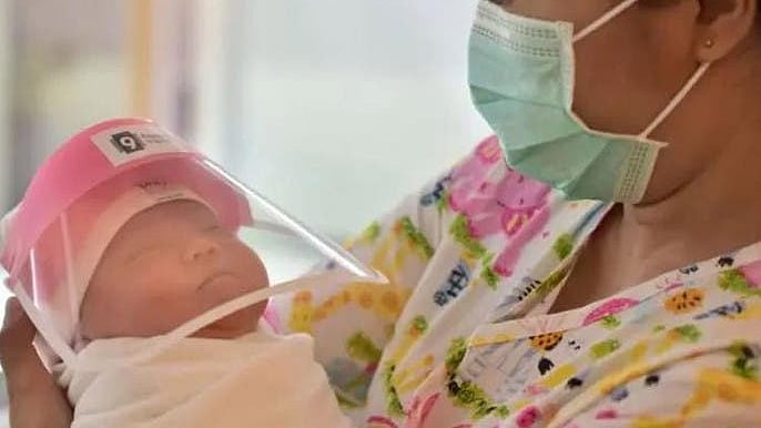 تھائی لینڈ میں نرسوں نے نوزائیدہ بچوں کے لیے خصوصی ماسک تیار کیے