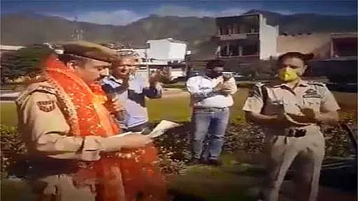 کورونا وائرس کے خلاف پولیس افسر کا انوکھا مگر دلکش طریقہ