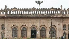 لکھنو کے شاندار امام باڑہ سبطین آباد کا پھاٹک زمیں بوس، سرکار کی دلچسپی نہیں!