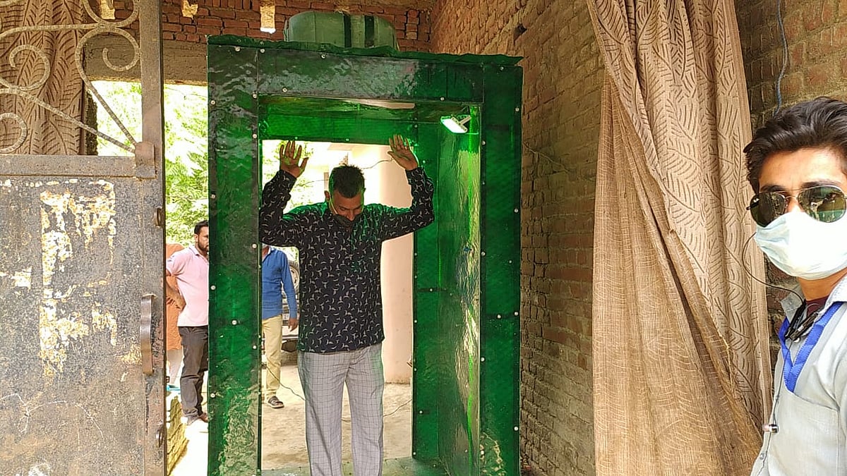 کورونا کی دہشت: گھر بیٹھے بجنور کے مستری مستقیم نے تیار کر دی فل باڈی سینیٹائزر مشین