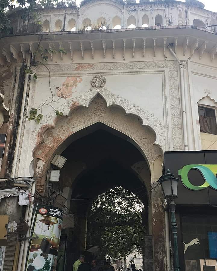 لکھنو کے شاندار امام باڑہ سبطین آباد کا پھاٹک زمیں بوس، سرکار کی دلچسپی نہیں!