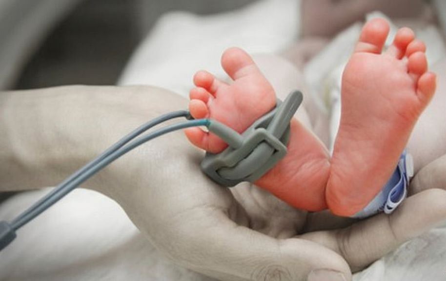 افسوسناک! خاتون مزدور نے بس میں دیا جڑواں بچیوں کو جنم، دونوں کی موت