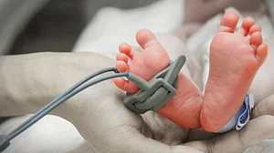 افسوسناک! خاتون مزدور نے بس میں دیا جڑواں بچیوں کو جنم، دونوں کی موت